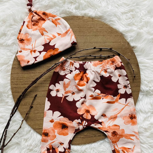 Mutsje Ruby, match met babybroekje Ruby. Handgemaakte babykleding van kinderkleding webshop Cuteez. Schattige meisjes babykleding gebloemd.