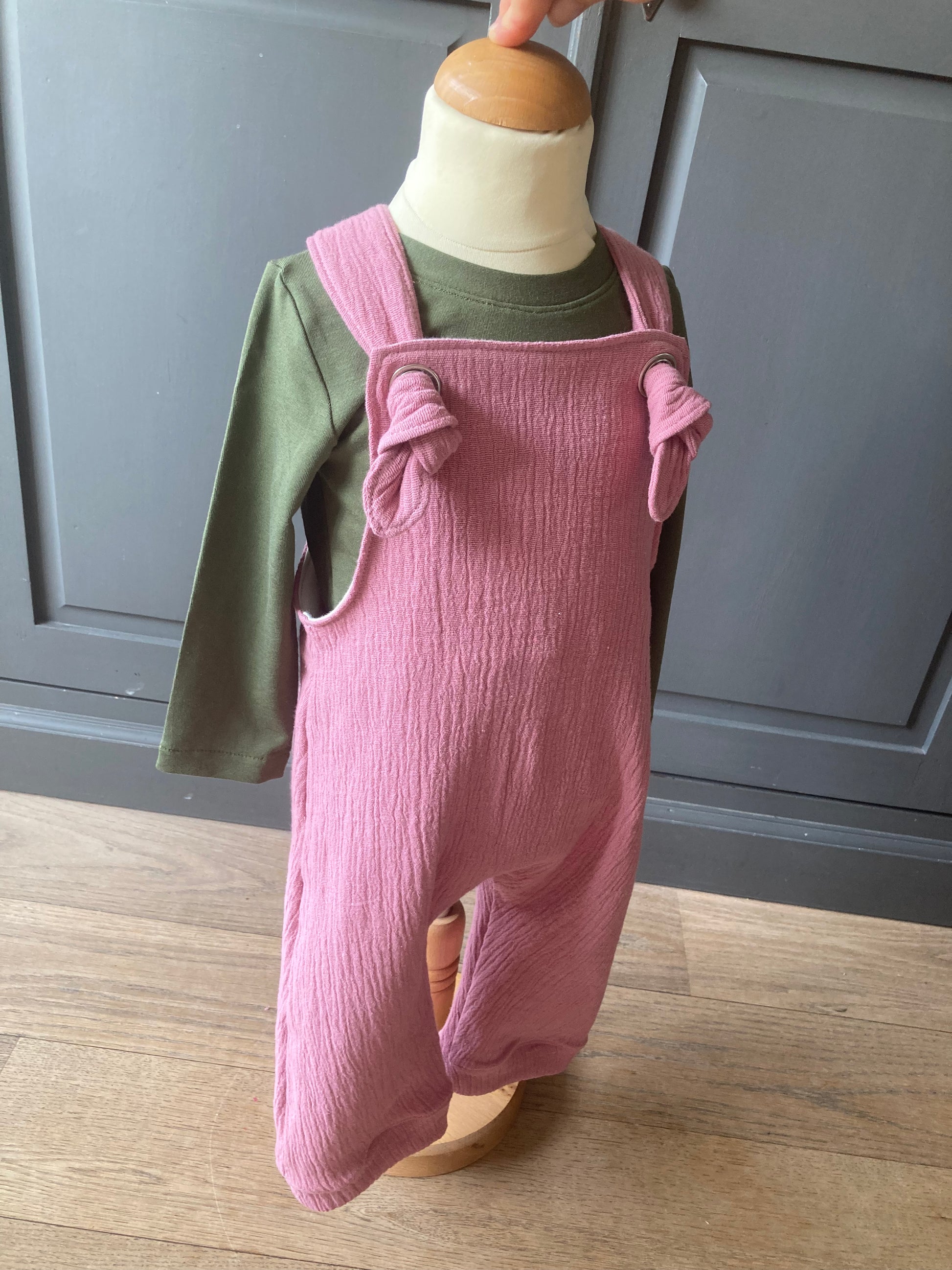handgemaakte baby- en kinderkleding, roze tuinbroek overall met mosgroene longsleeve. Onderdeel van de collectie duurzame kinderkleding online van kinderkleding webshop Cuteez.