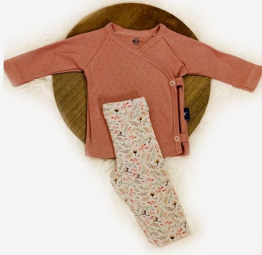 Baby overslag truitje roze ajour. Duurzame handgemaakte babykleding van webshop Cuteez. Hier gecombineerd met legging Katoenbolletjes.