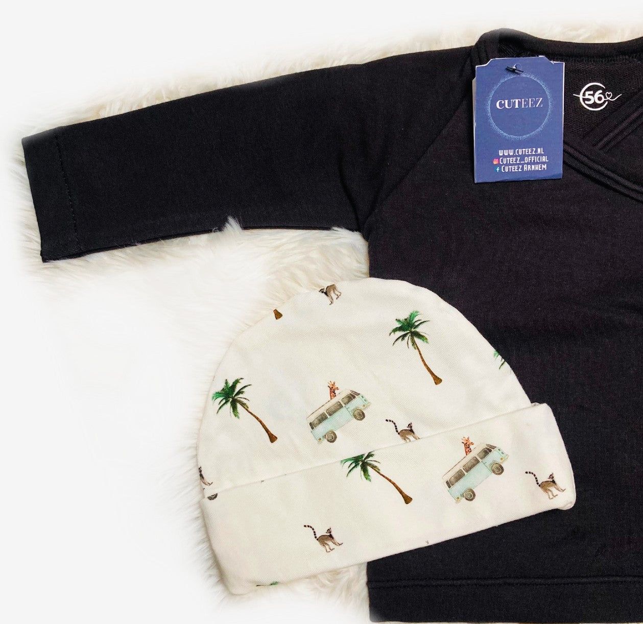 Baby peuter trui Finn. Duurzame handgemaakte baby en kinderkleding van webshop Cuteez. Hier gecombineerd met mutsje Dieren vakantie.