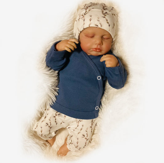 Baby truitje blauw rib soft. Handgemaakte duurzame babykleding van webshop Cuteez. Maat 44, 50, 56, 62, 68. Hier gecombineerd met setje Takjes.