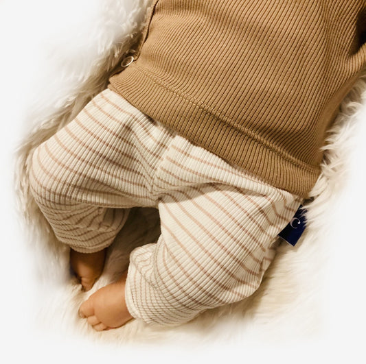 Baby truitje rib taupe. Duurzame handgemaakte babykleding van webshop Cuteez Arnhem. Hier gecombineerd met broekje zand streep.