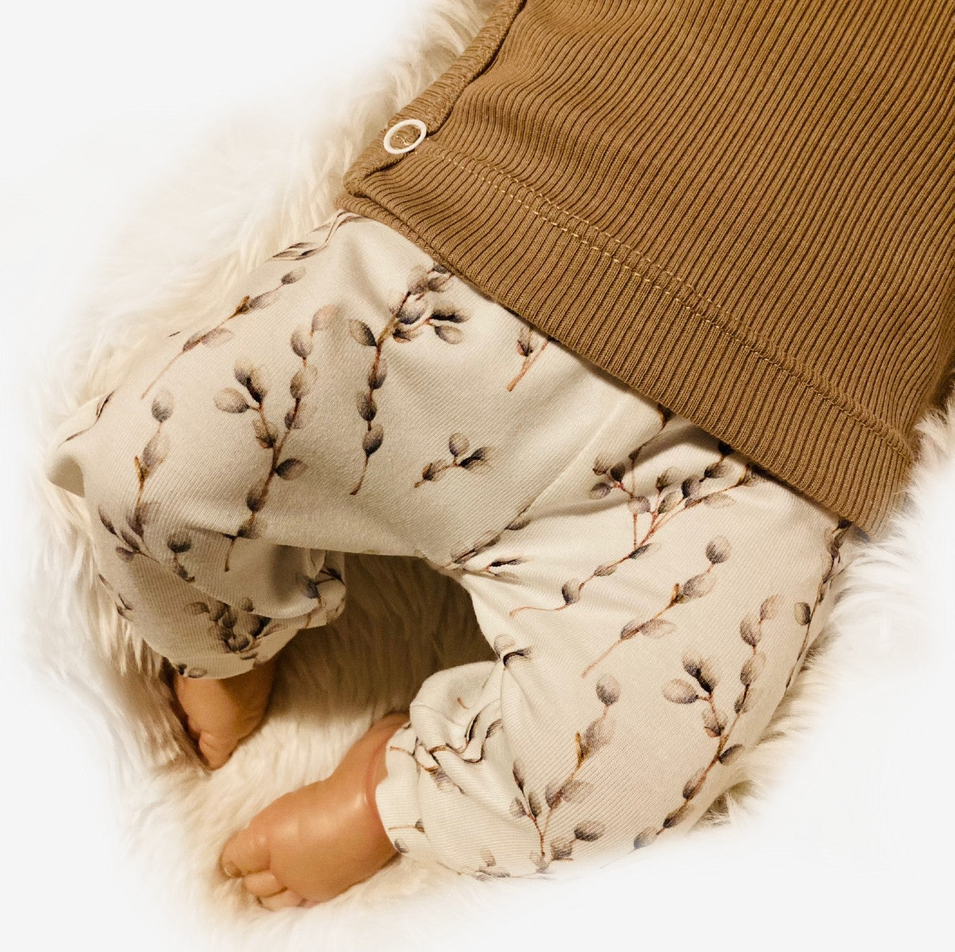 Baby truitje rib taupe. Duurzame handgemaakte babykleding van webshop Cuteez Arnhem. Hier gecombineerd met broekje Takjes.