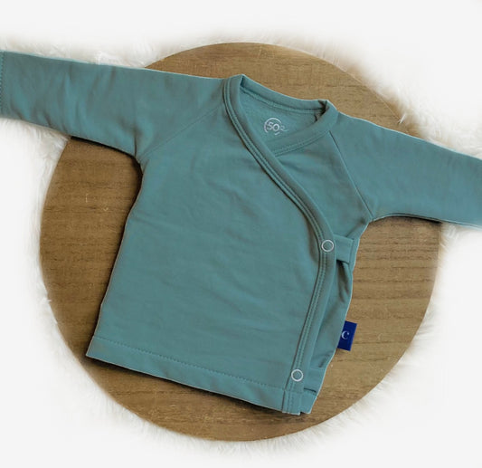 Handgemaakte baby en peuter trui in zeegroen, maat 44-92. Gemaakt van zachte biologische French terry met een overslagdesign en drukknopen.
