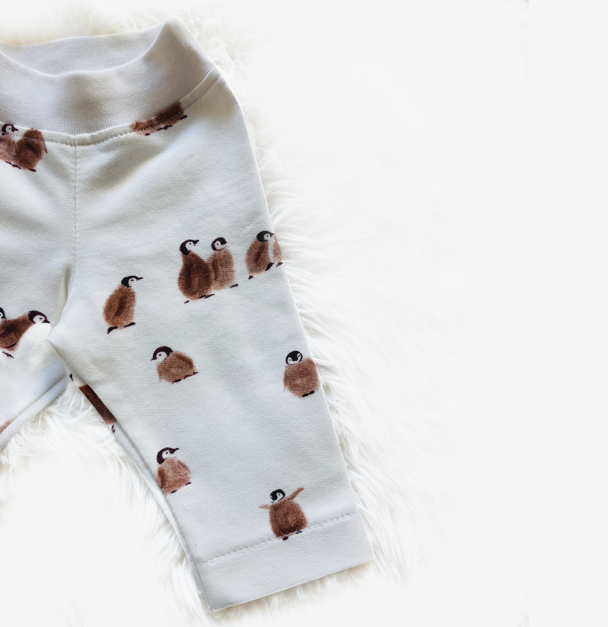Handgemaakt baby broekje 'Pinguïn' in maat 44. Zachte, warme stof met schattige pinguïnprint, ideaal voor unisex winterkleding.
