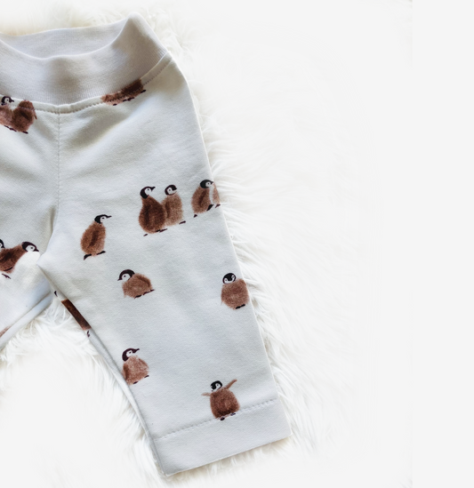 Handgemaakt baby broekje 'Pinguïn' in maat 44. Zachte, warme stof met schattige pinguïnprint, ideaal voor unisex winterkleding.