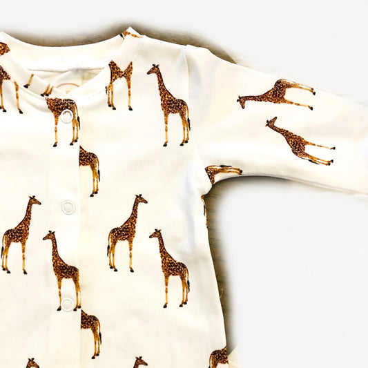 Armdetail van Babypakje boxpakje Giraffe; handgemaakte duurzame babykleding van webshop Cuteez - voor duurzame handgemaakte baby- en kinderkleding