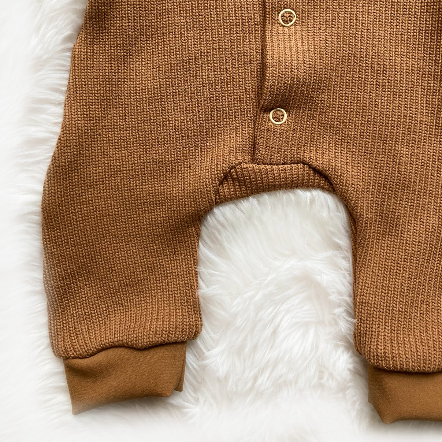 Detail van Boxpakje babypakje Teun. Babymaten 44-80. Duurzame handgemaakte babykleding kinderkleding van webshop Cuteez. Stoere jongenskleding baby.