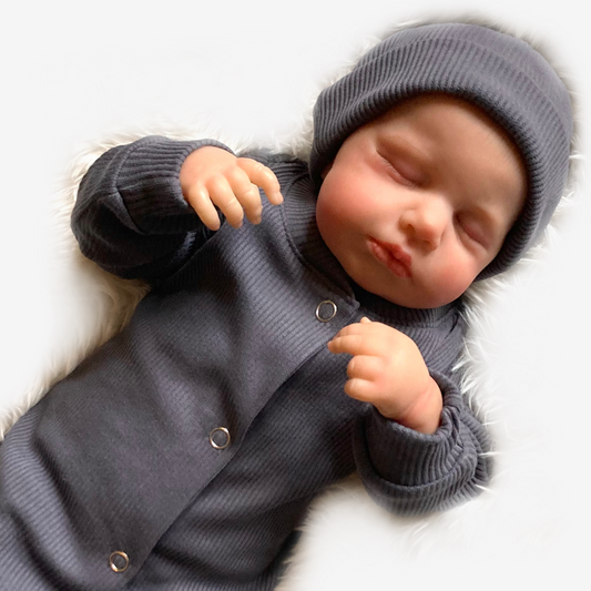 Donkergrijs rib babypakje met mutsje, gedragen door een slapende baby. Handgemaakte babykleding in maat 44-68, perfect voor mid season en winter.