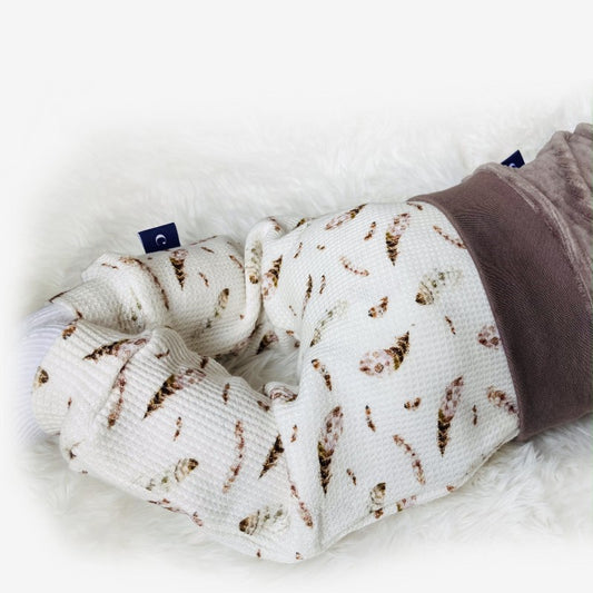 Sfeerfoto van baby die Babybroekje Feather draagt, een unisex handgemaakt duurzaam webshop Cuteez