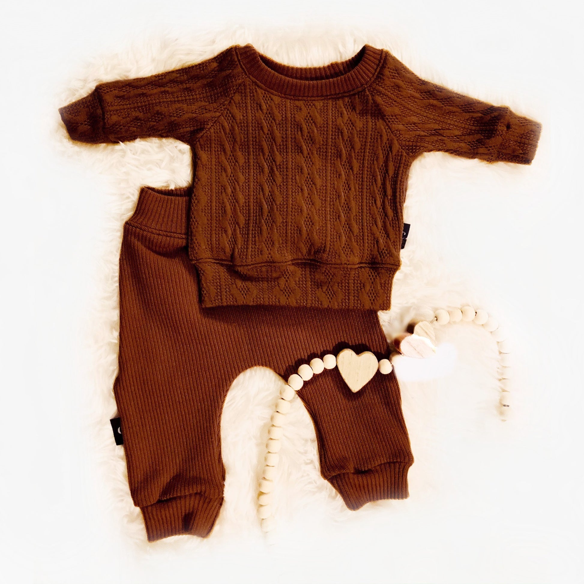 Flatlay van Tweedelige unisex babyset handgemaakt duurzaam babykleding webshop Cuteez