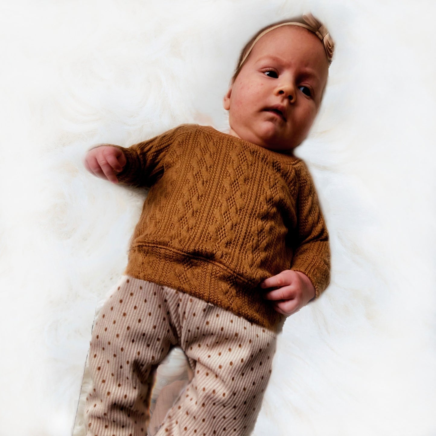 Bruine gebreide Tweedelige unisex babyset met broekje Stip, handgemaakt duurzaam babykleding webshop Cuteez 