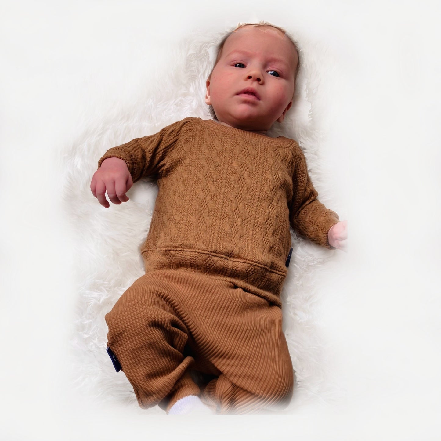 Baby draagt Tweedelige unisex babyset handgemaakt duurzaam babykleding webshop Cuteez