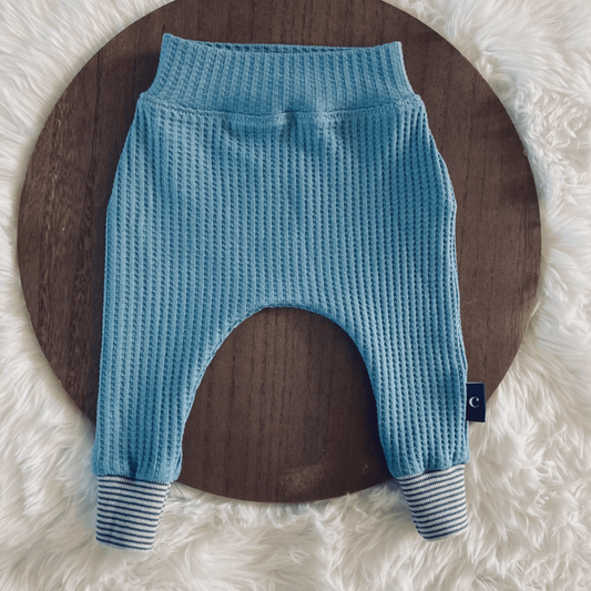 Een close-up van het comfortabele en duurzame broekje van onze Tweedelig babyset Stoerr. Een must-have in de kinderkleding collectie van Cuteez