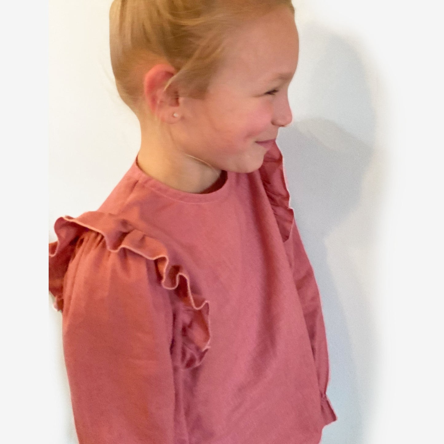 Voorkant met ruffle van blouse Peach, onderdeel van Set Peach handgemaakte leuke duurzame meisjeskleding webshop Cuteez