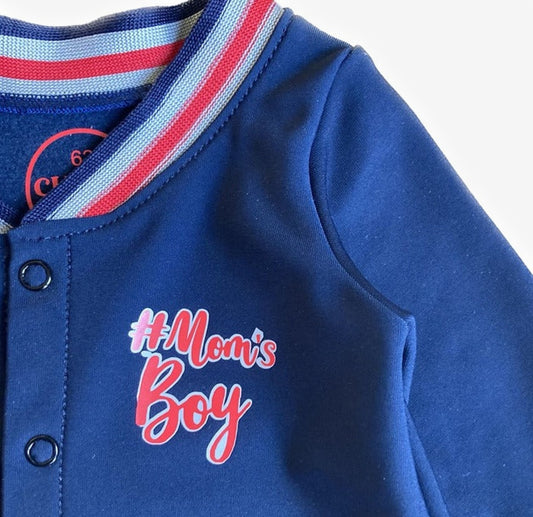 Detail van Bomber vest trui Mom's boy. Baby peuter kind. Leuke stoere jongens kleding duurzaam en handgemaakt van webshop Cuteez