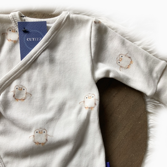 Duurzaam wit babyboxpakje met pinguïnprint van ribtricot – unisex design