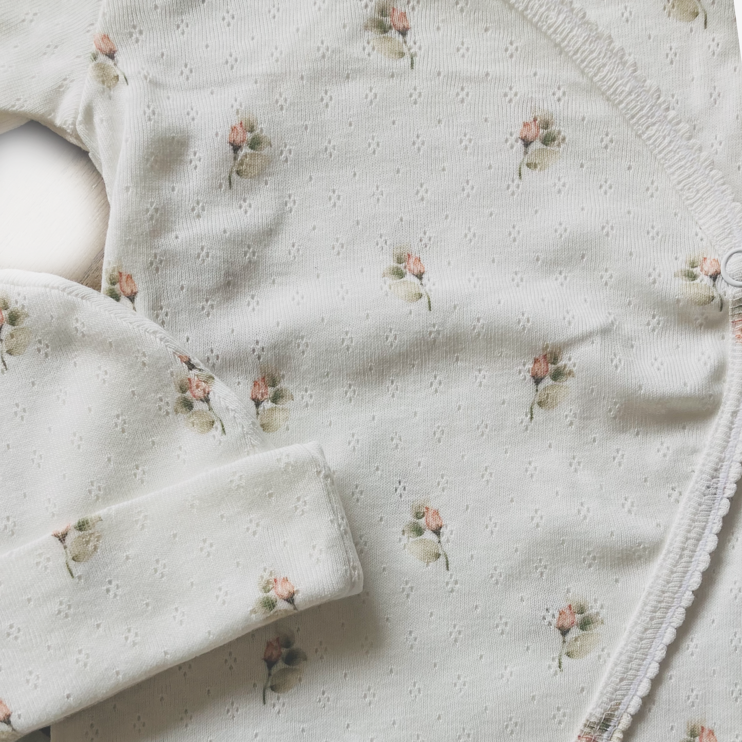 Handgemaakt ajour baby boxpakje met klein roosjespatroon en ruffles, gemaakt van zachte katoenen kwaliteitsstof.