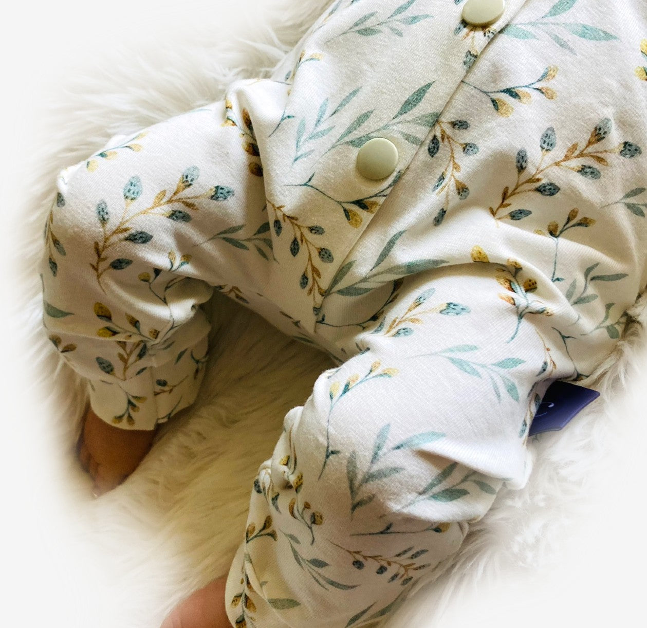 Detail van Boxpak Blauwe blaadjes. Lief meisjes boxpakje met haarbandje van webshop Cuteez