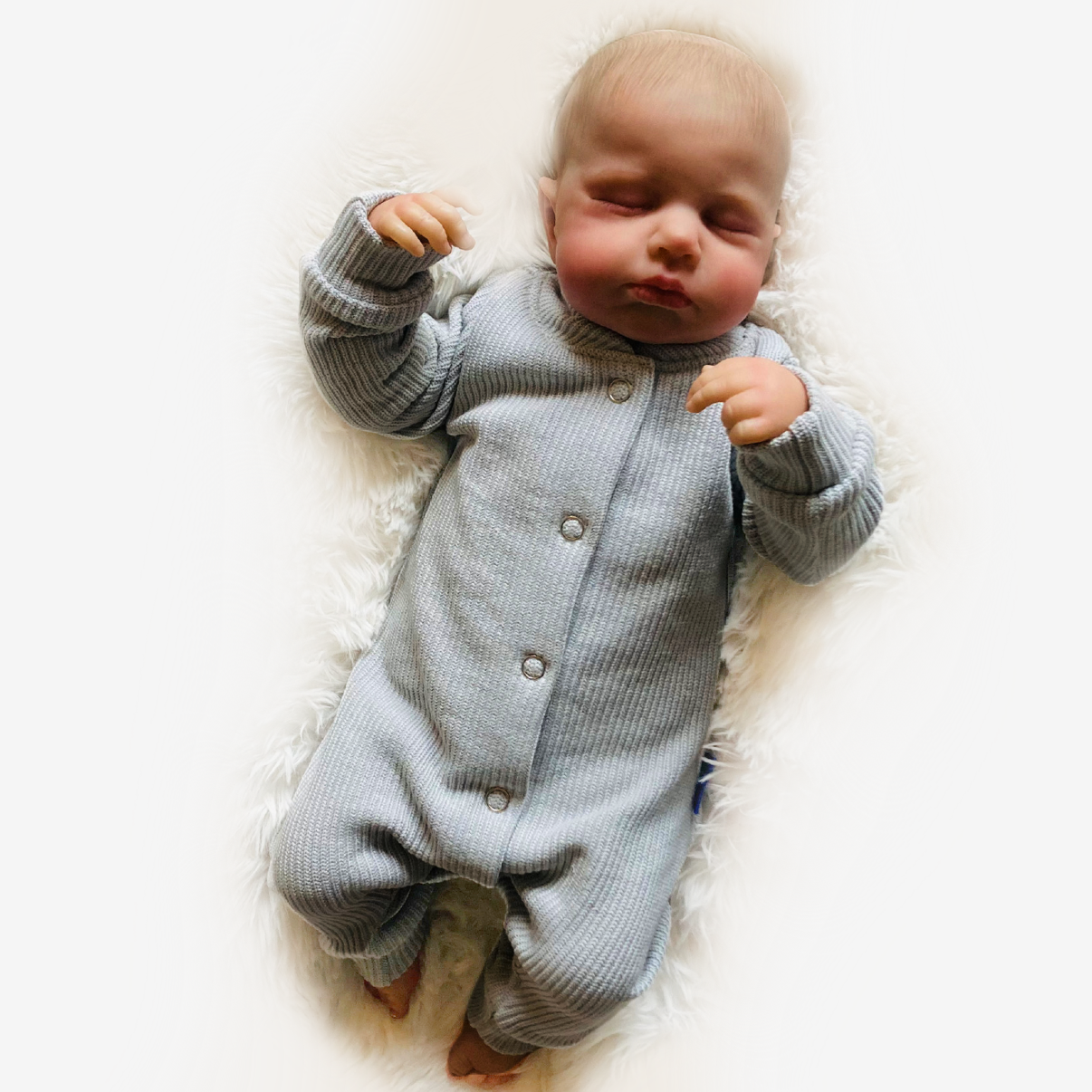 Volledig lichtgrijs gebreid boxpakje voor baby's, met knoopsluiting en lange mouwen. Handgemaakt en ideaal voor winterse dagen.