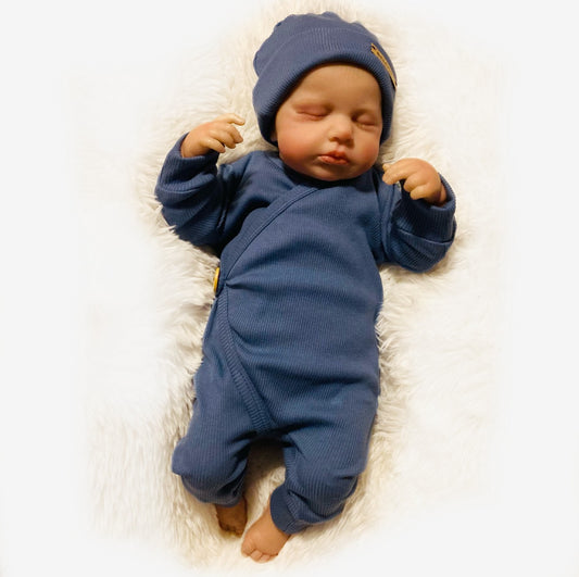 Boxpakje Arin - overslag romper met mutsje blauwe zachte ribstof en bruine accentjes. Duurzame handgemaakte babykleding van webshop Cuteez.