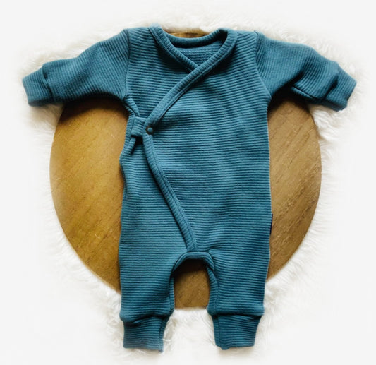 Flatlay van Boxpakje Petrol rib. Lieve stoere jongens babykleding duurzaam handgemaakt van webshop Cuteez