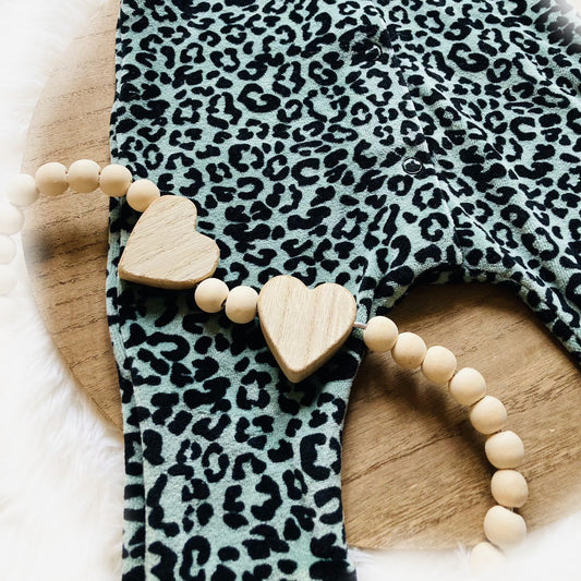 Detail van zacht babypakje Alexis in groen zwart unisex. Babymaat 56. Handgemaakte duurzame babykleding van webshop Cuteez