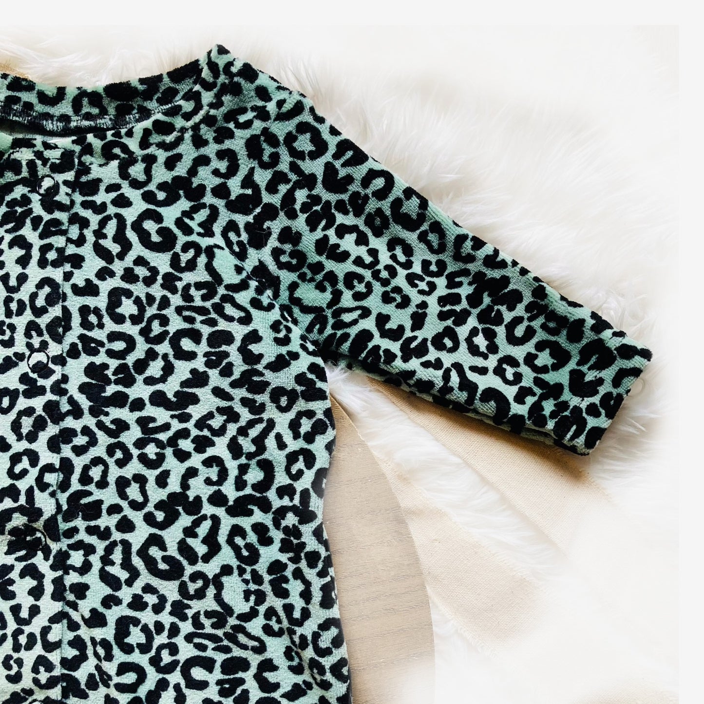 Detail van babypakje boxpakje Alexis in babymaat 56. Handgemaakte duurzame babykleding van webshop Cuteez