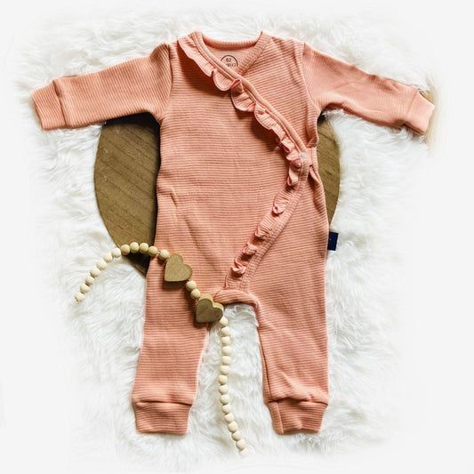 Heerlijke perzikkleurige overslagromper boxpakje babypakje meisje ruffle. Handgemaakte babykleding van webshop Cuteez.