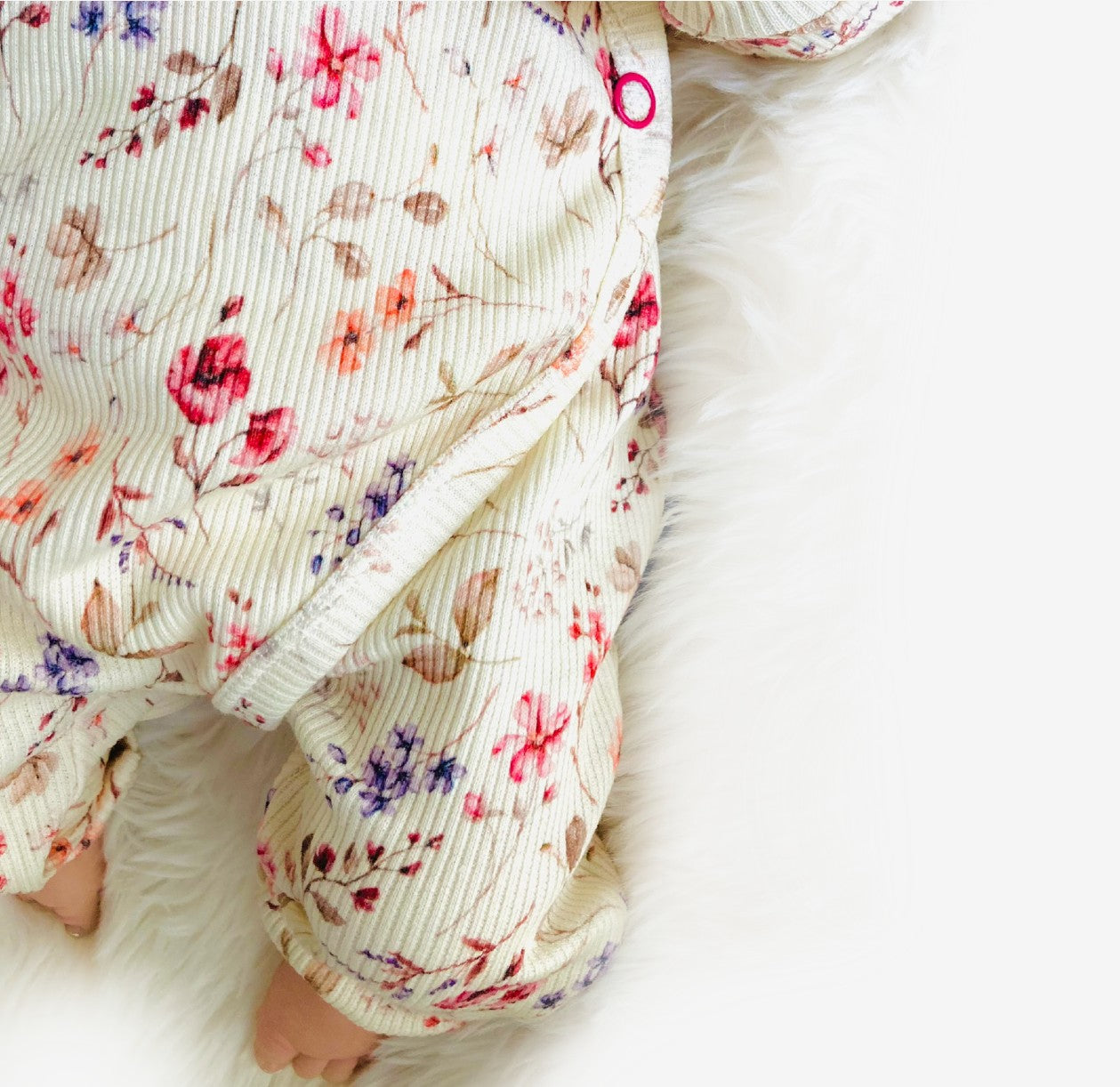 Beendetail van Boxpakje en mutsje Bloesem. Prachtige rekbare zachte gebloemde ribtricot. Duurzame handgemaakte babykleding van webshop Cuteez