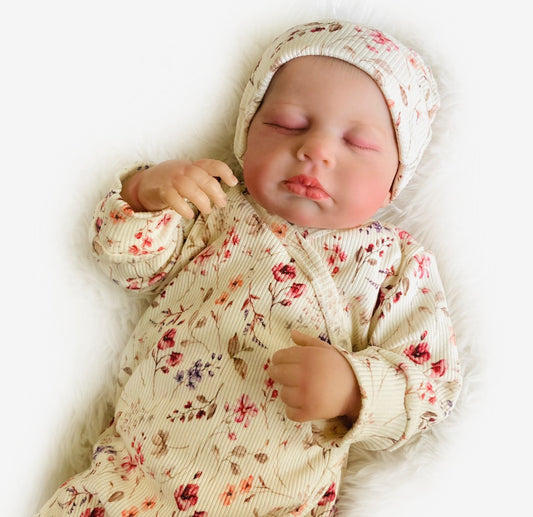 Detail van Boxpakje en mutsje Bloesem. Prachtige rekbare zachte gebloemde ribtricot. Duurzame handgemaakte babykleding van webshop Cuteez