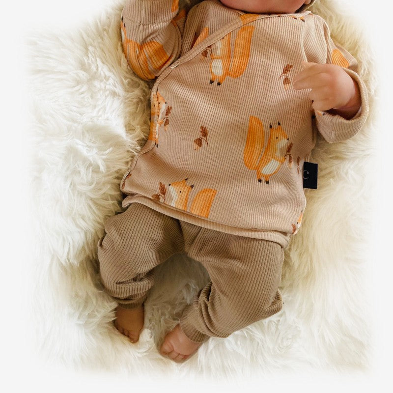 Detail van Driedelig setje Eekhoorn. Unisex handgemaakte duurzame babykleding maat 50-80. Webshop Cuteez. 
