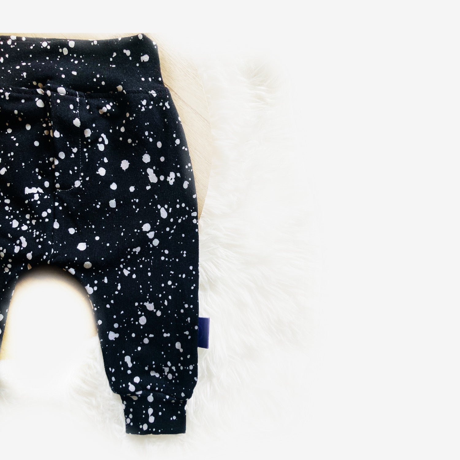 Baby broekje Zwarte spetter. Handgemaakte duurzame babykleding webshop Cuteez