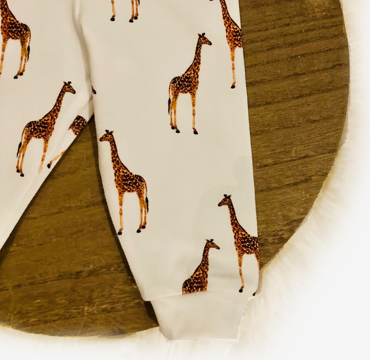 Detail van Babybroekje Giraffe. Offwhite met giraf print. Duurzame handgemaakte babykleding van webshop Cuteez