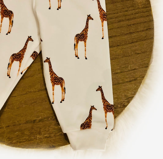 Detail van Babybroekje Giraffe. Offwhite met giraf print. Duurzame handgemaakte babykleding van webshop Cuteez