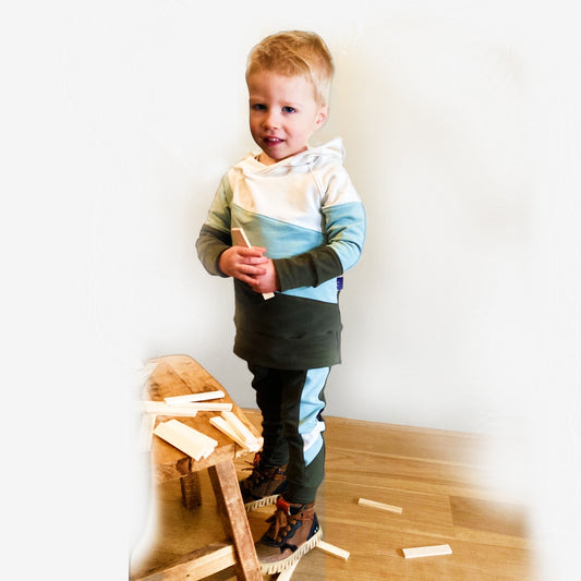 Jongens set colorblocked in groentinten. Biologische french terry, super zachte duurzame kwaliteit van webshop Cuteez.