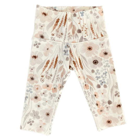 Gebloemde legging met high waist yogaband voor prettige passvorm. Gebloemde tricot, kwaliteitsstof, Oekotex certified. Handgemaakte baby- en kinderkleding van kinderkleding webshop Cuteez.