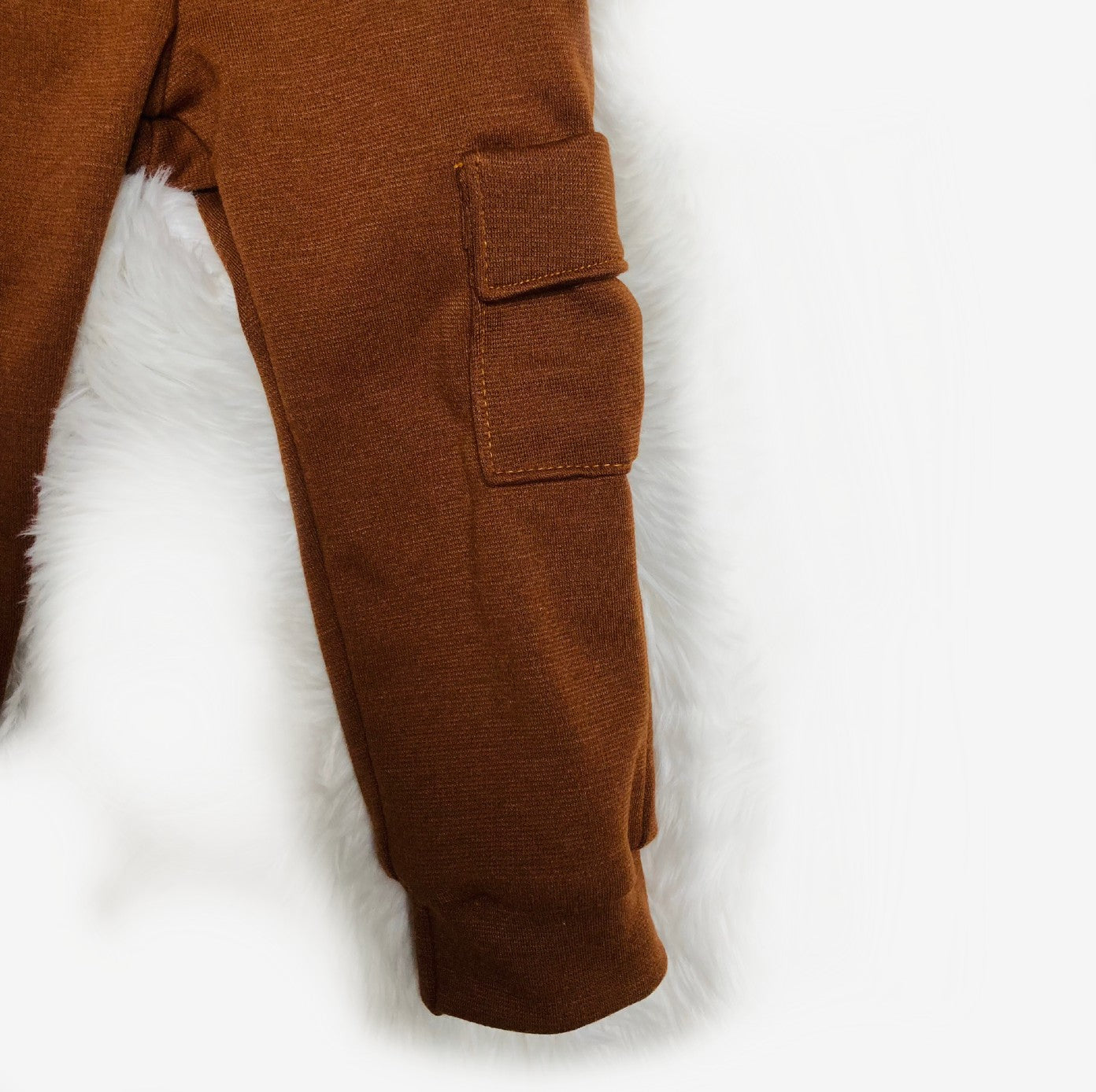 Beendetail van Cargo jogger bruin. Zachte joggingbroek met stoere cargozakken. Duurzame handgemaakte jongenskleding van webshop Cuteez Arnhem.