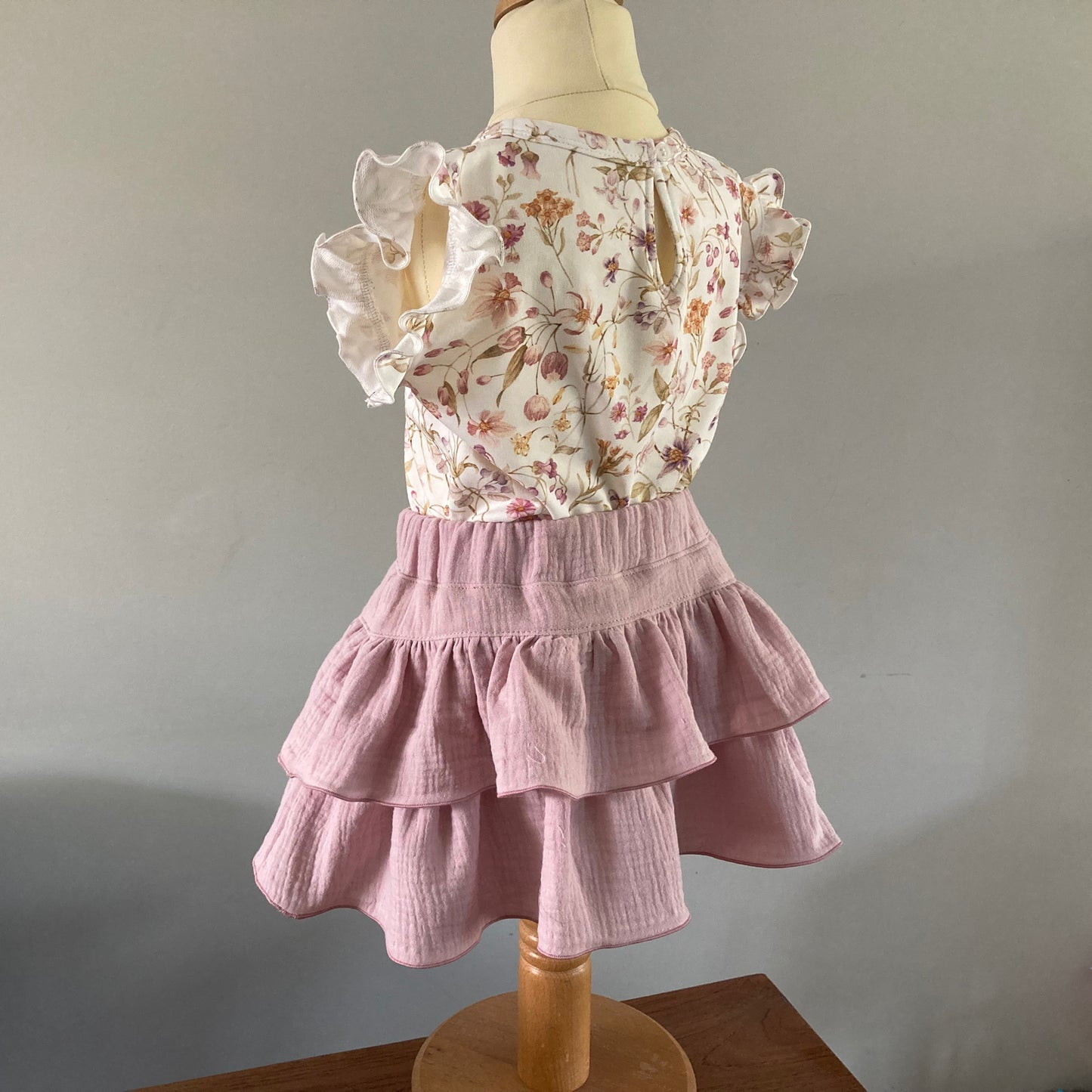 achterkant van meisjesset Melody - gebloemd tshirt en hydrofiel rokje