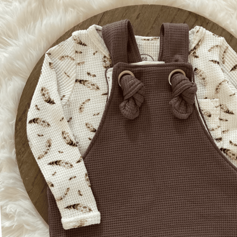 Detail van knotted overall bruine wafel. Handgemaakte babykleding van kinderkleding webshop Cuteez