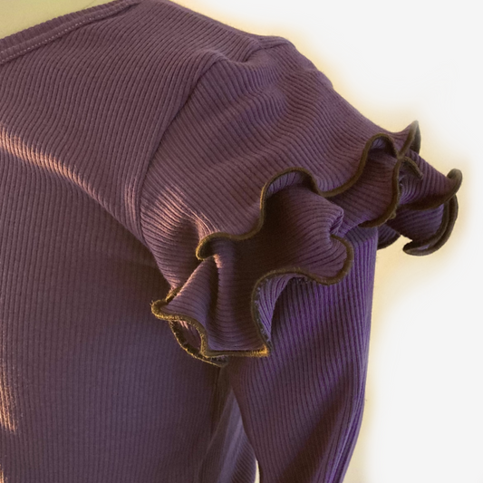 Detail ruffle op schuoder van meisjes trui Mauve handgemaakt duurzaam
