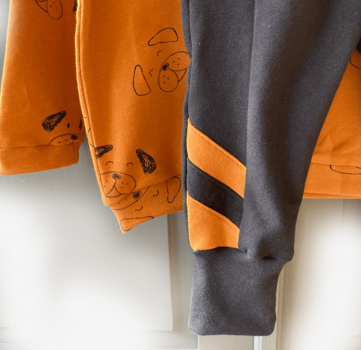 Detail van Trui Dog. Heerlijke zachte biologische stof met leuke print. Duurzame handgemaakte jongens kleding van webshop Cuteez.