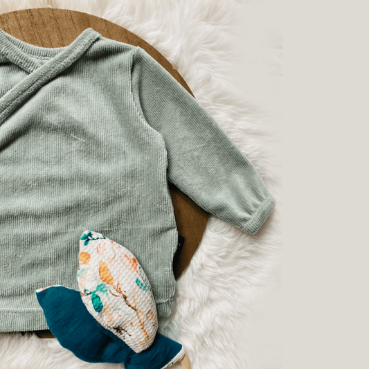 Detail van Zacht grijsgroen baby overslagvestje, beschikbaar in maten 38-104. Voor prematuren, pasgeborenen en opgroeiende peuters. Bestel nu bij kinderkleding webshop Cuteez - voor betaalbare handgemaakte baby- en kinderkleding.