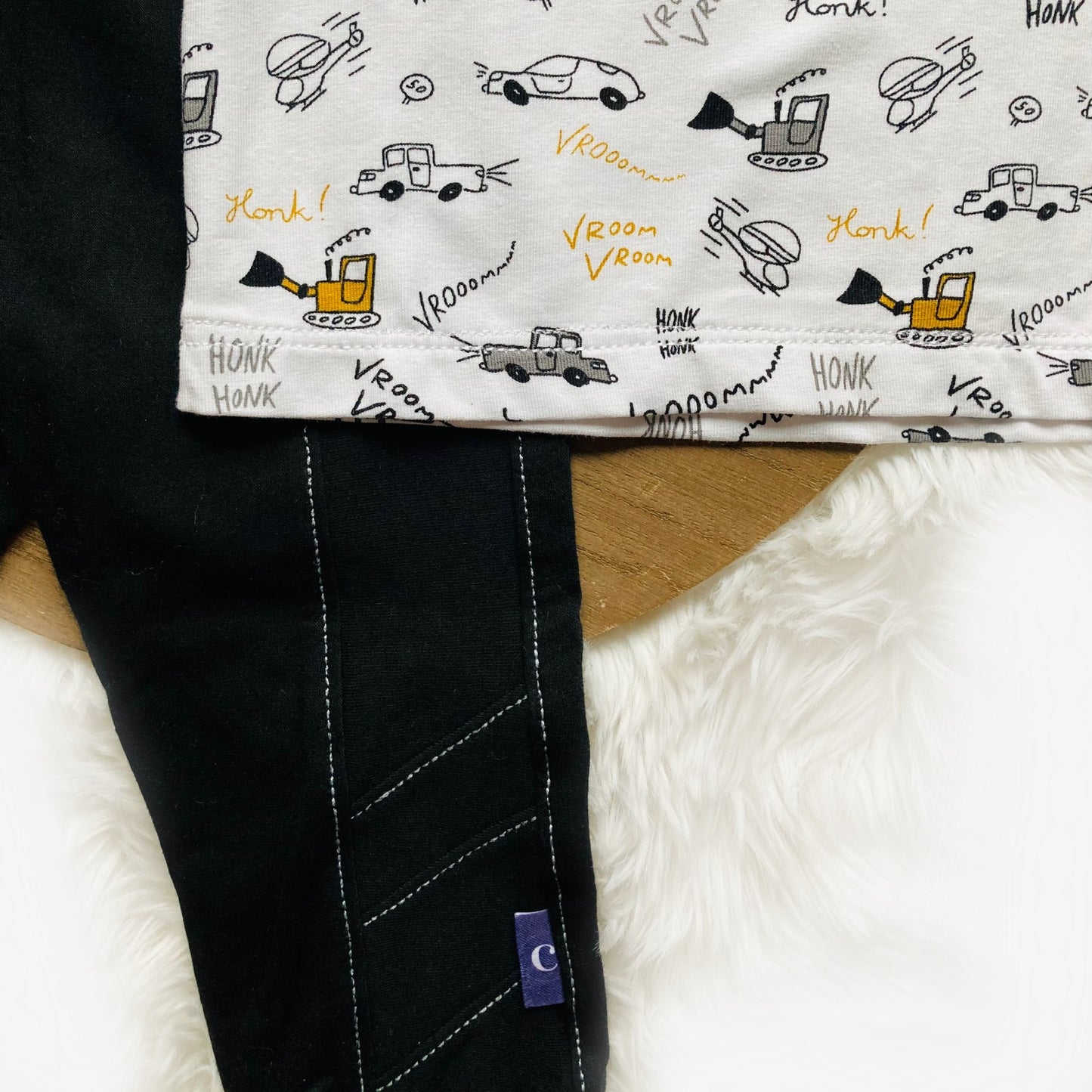 Detail van Zwarte joggingbroek duurzame handgemaakte baby- en kinderkleding van webshop Cuteez