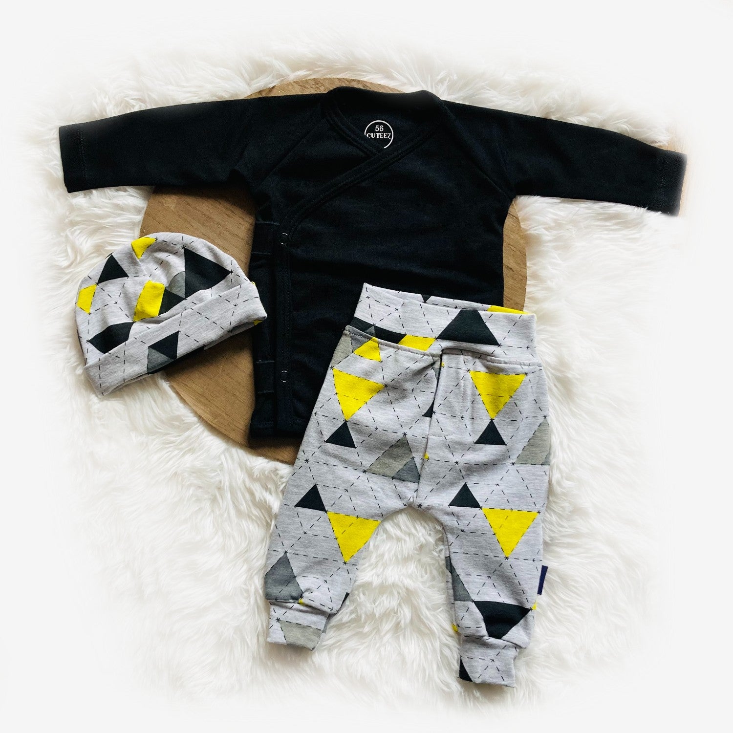 Driedelige babyset grijs geel met zwart overslagtruitje. Handgemaakte duurzame babykleding van webshop Cuteez