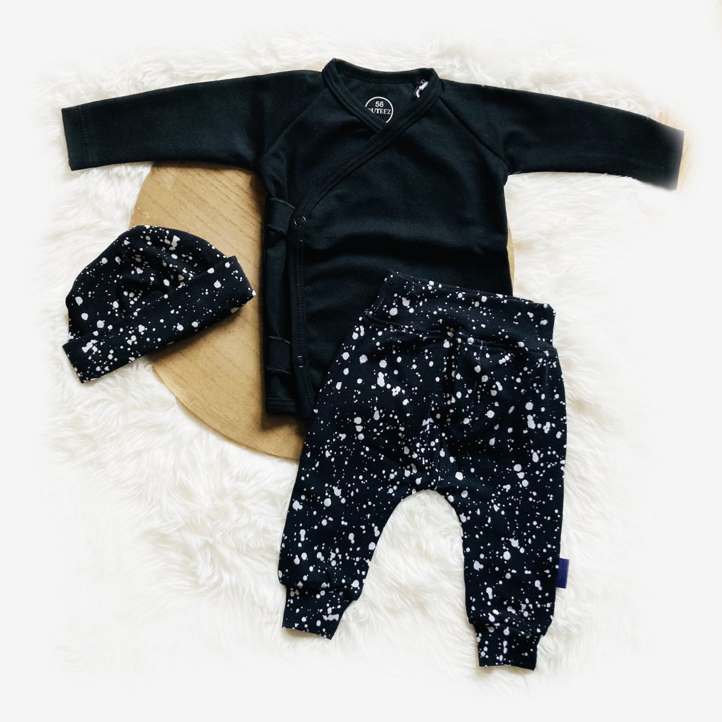 Driedelige babyset Zwarte spetter. Duurzame handgemaakte babykleding van webshop Cuteez