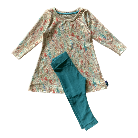 Check nu dit schattige setje Elodie! Handgemaakte leuke meisjes babykleding: A-lijn gebloemd jurkje met bijpassende legging. Maat 74. Handgemaakte kinderkleding webshop. Duurzame babykleding. Kinderkleding maat 74.