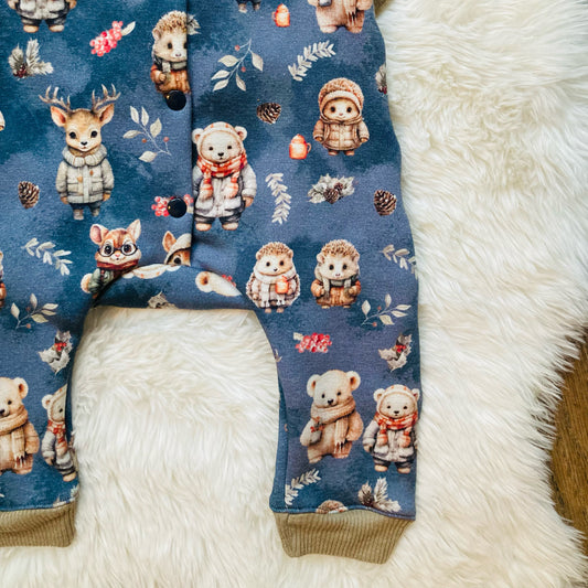 Handgemaakt babypakje boxpakje met winterprint in crème en blauw, maat 50-74. Zachte French Terry-stof met dierenmotief en geruwde binnenkant.