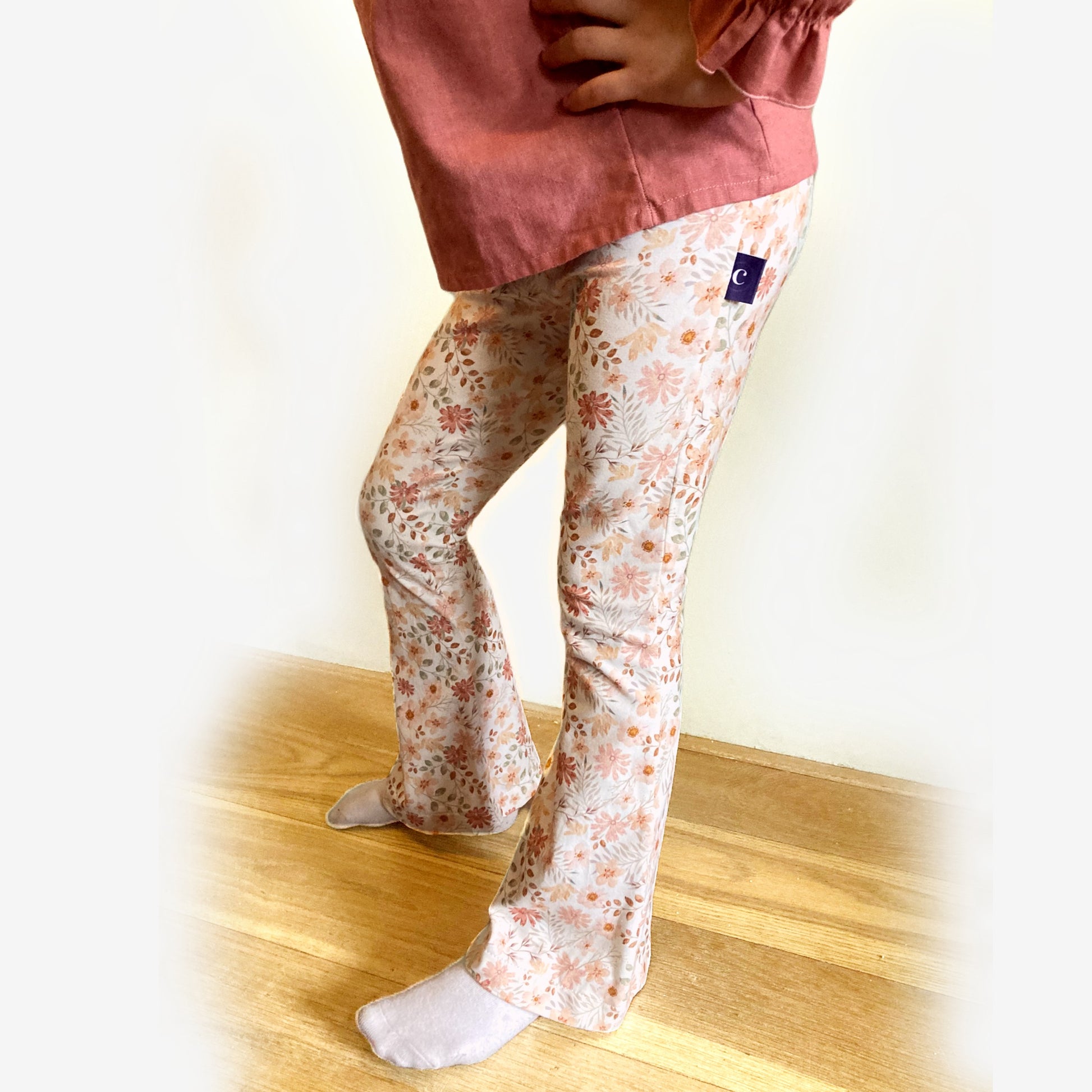 Flare broek Peach, onderdeel van Set Peach handgemaakte leuke duurzame meisjeskleding webshop Cuteez