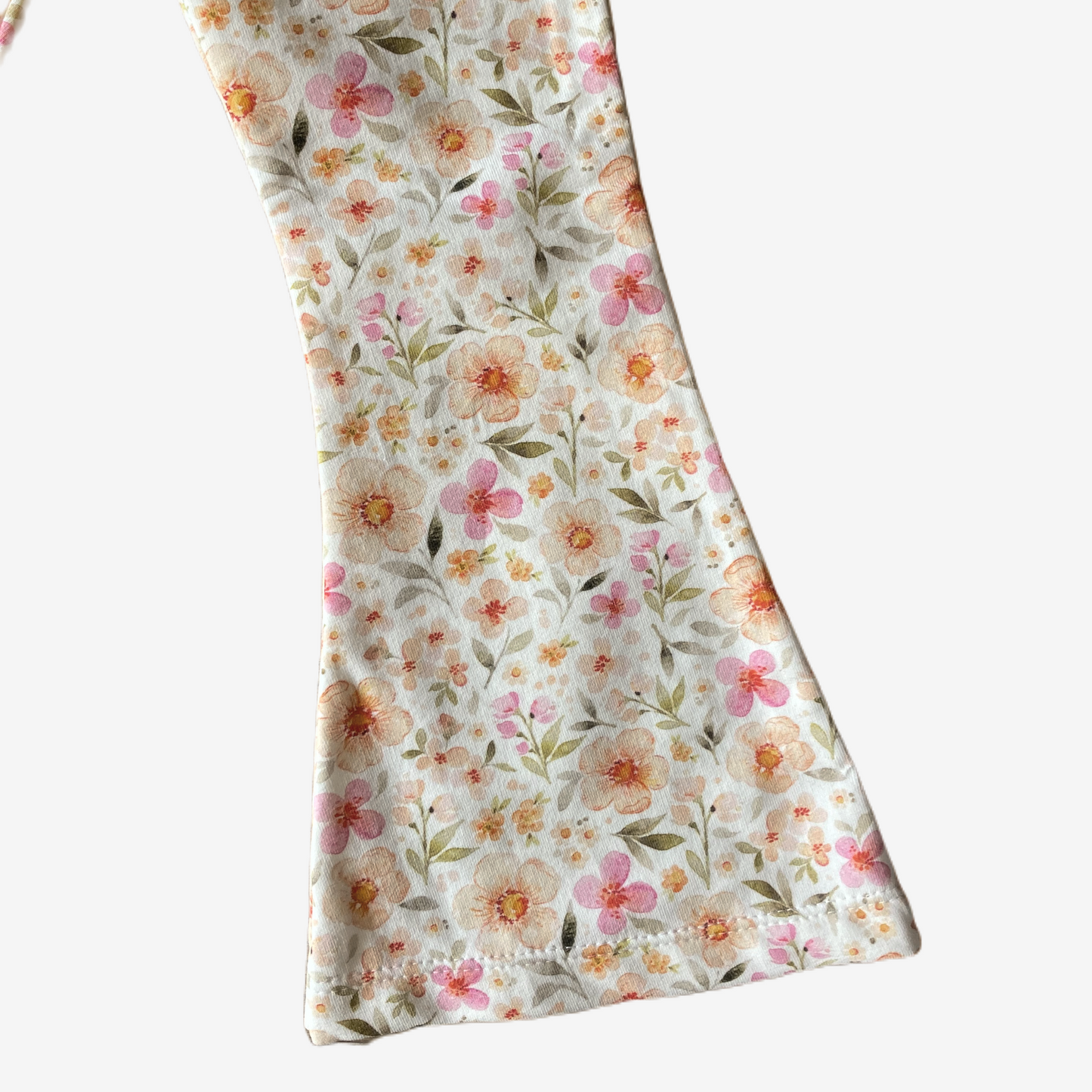 Detail van flare broek meisje Amelia gebloemd handgemaakt duurzaam webshop Cuteez